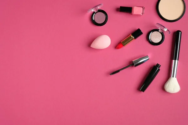 Smink Dekoratív Kozmetikumok Szépségápolási Termékek Rózsaszín Alapon Lapos Fekvés Csúcskilátás — Stock Fotó
