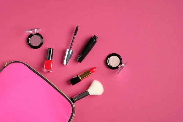 Make Produkte Mit Kosmetiktasche Auf Rosa Hintergrund Flache Lage Draufsicht — Stockfoto