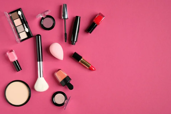 Kosmetikprodukte Für Make Auf Rosa Hintergrund Draufsicht Flache Lage — Stockfoto