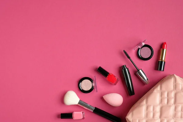 Make Tasche Mit Dekorativen Kosmetikprodukten Auf Rosa Hintergrund Flache Lage — Stockfoto
