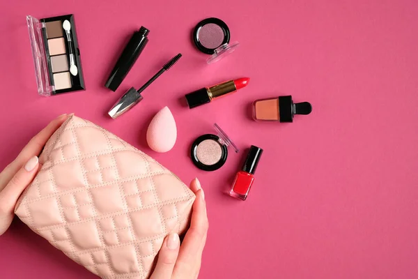 Kosmetiktasche Weiblicher Hand Auf Rosa Hintergrund Glamour Make Artist Beutel — Stockfoto