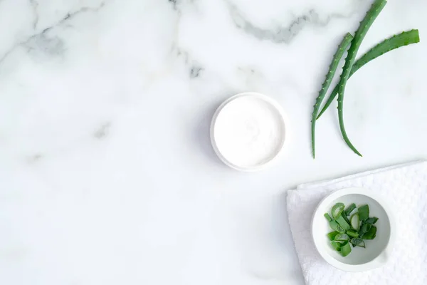 Cosmetische Crème Pot Groene Gesneden Stengels Aloë Vera Marmeren Achtergrond — Stockfoto