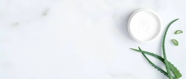 Natural Organic Cream Jar Sliced Stems Aloe Vera Marble Background — Stock Photo, Image