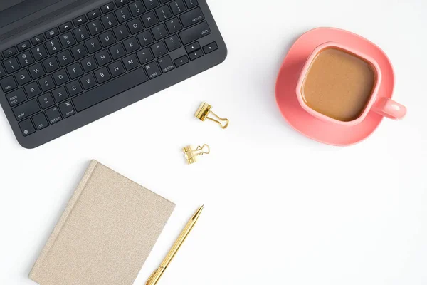 Flach Lag Der Schreibtisch Mit Laptop Computertastatur Rosa Kaffeetasse Notizblock — Stockfoto