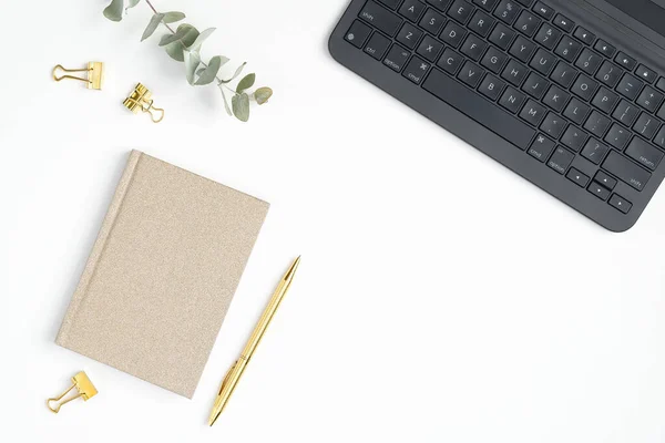 Vrouwelijke Bureau Tafel Elegante Werkruimte Met Computer Laptop Papieren Notitieblok — Stockfoto