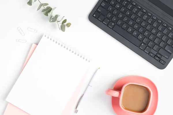 有手提电脑 粉红咖啡杯 纸本笔记本 笔记本和现代配件的时尚家庭写字台 优雅的女性工作空间概念 平躺在地上 俯瞰四周 — 图库照片