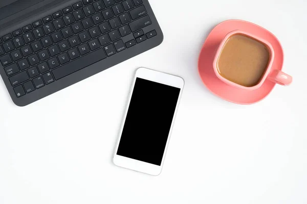 Stilvoller Bürotisch Arbeitsplatz Mit Laptop Smartphone Mit Leerer Bildschirmattrappe Tasse — Stockfoto