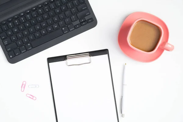 フラットレイホームオフィスデスク ラップトップ ピンクのコーヒーカップ 白い背景に空白のクリップボードを持つ女性のワークスペース トップ表示女性の背景 — ストック写真