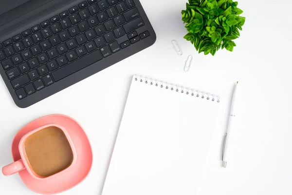 Stilvoller Femininer Arbeitsplatz Mit Laptop Notizblock Und Kaffeetasse Auf Weißem — Stockfoto