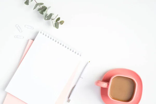 紙のノートとピンクのコーヒーカップとスタイリッシュな女性のワークスペース モダンなミニマルなスタイルの女性的なホームオフィスデスクのコンセプト — ストック写真