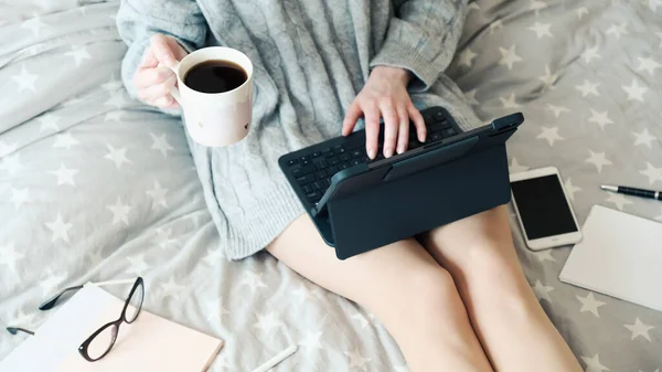 Junge Frau Arbeitet Tablet Mit Tastatur Und Trinkt Hause Kaffee — Stockfoto