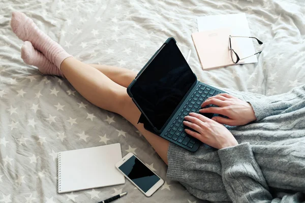 Top View Ung Kvinna Arbetar Laptop Sängen Arbeta Hemma Och — Stockfoto