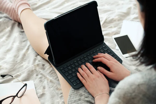 Žena Volné Noze Pomocí Notebooku Posteli Doma Práce Doma Pobyt — Stock fotografie