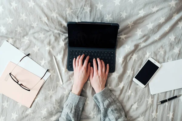 Ovanifrån Kvinnlig Med Laptop Sängen Arbeta Hemma Vara Säker Distansutbildning — Stockfoto