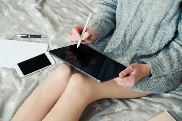 Junge Freiberufliche Grafikerin Die Hause Bett Mit Dem Digitalen Tablet — Stockfoto
