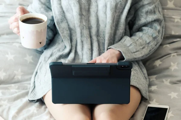 Frau Benutzt Laptop Und Trinkt Kaffee Auf Ihrem Bett Hause — Stockfoto