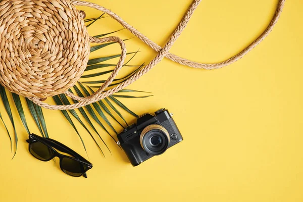 Ovanifrån Snygga Kvinnliga Resenären Tillbehör Gul Bakgrund Platt Låg Rotting — Stockfoto