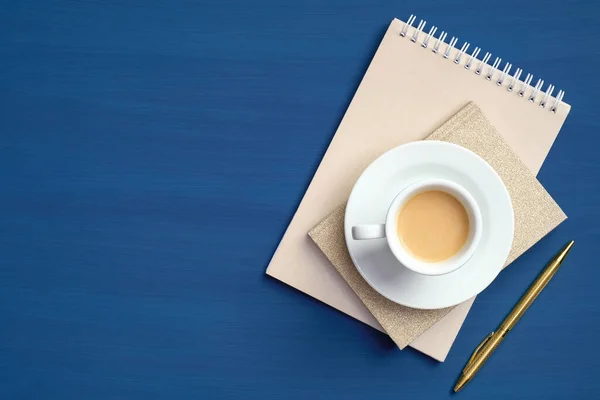 Kopje Koffie Met Papieren Notitieblok Notitieboekje Klassieke Blauwe Achtergrond Koffie — Stockfoto