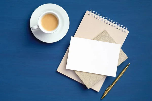 Kopje Koffie Met Papieren Notitieblok Blanco Papieren Notitie Donkerblauwe Achtergrond — Stockfoto