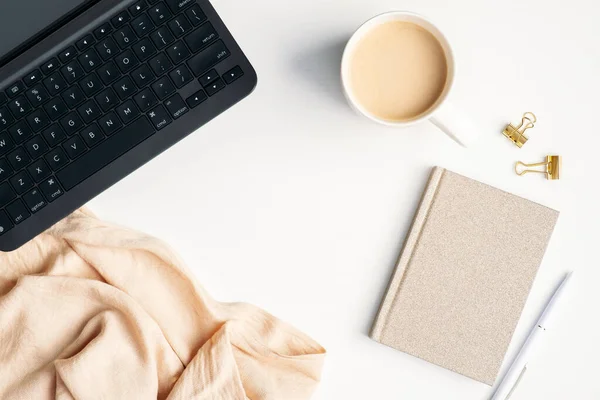 Gemütliche Home Office Schreibtisch Mit Laptop Tasse Kaffee Papier Notizbuch — Stockfoto
