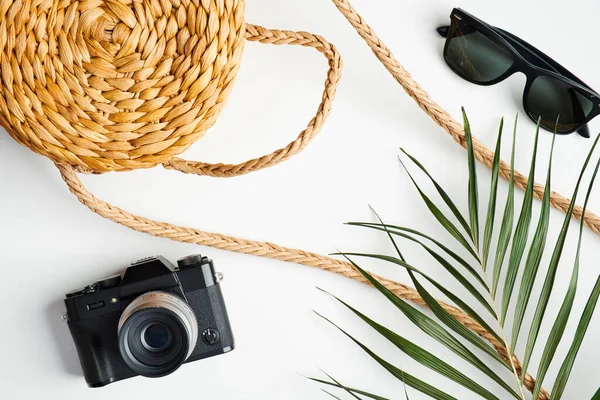 Sommar Mode Kvinnlig Outfit Med Rotting Handväska Vintage Kamera Solglasögon — Stockfoto