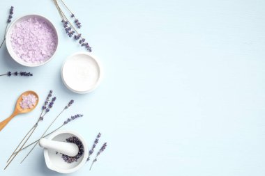 Düz mavi arka planda doğal organik SPA kozmetik yatıyordu. Üst düzey banyo tuzu, lavanta, havan topu, nemlendirici krem. Cilt bakımı ve vücut tedavisi kavramı