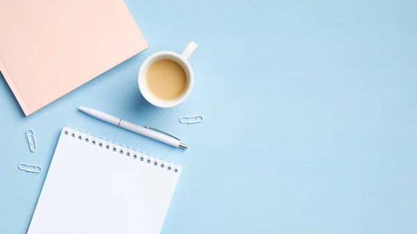 Minimale Werkruimte Met Papieren Notitieboekje Notitieblok Kopje Koffie Pen Blauwe — Stockfoto