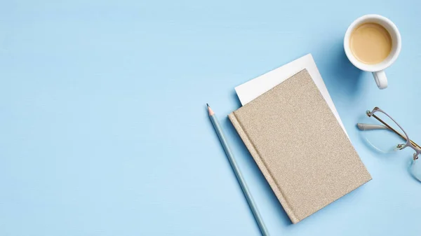 Modern Bureau Tafel Met Notitieblok Papieren Notitie Kopje Koffie Potlood — Stockfoto