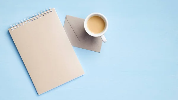 Modern Bureau Tafel Met Papieren Notitieboekje Enveloppe Kopje Koffie Blauwe — Stockfoto