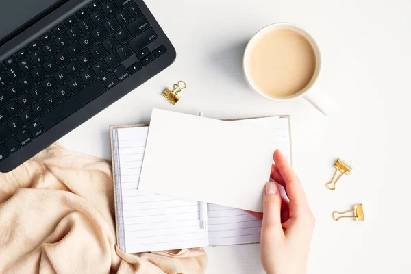 Weiblicher Arbeitsplatz Mit Tasse Kaffee Leere Papierkarte Laptop Decke Bürobedarf — Stockfoto