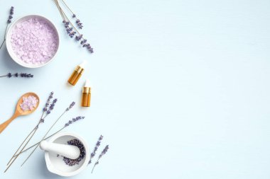 SPA tedavisi için lavantalı doğal kozmetik seti. Düz mor banyo tuzu, organik gerekli yağlar lavandula yapraklı havan topu. Kopyalama alanı olan üst görünüm. Güzellik tedavisi, cilt bakımı