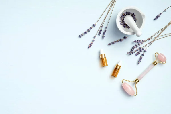 Spa Natuurlijke Cosmetische Met Lavendel Gezicht Massage Tool Blauwe Achtergrond — Stockfoto