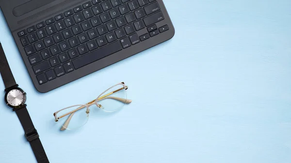 Stilvoller Femininer Arbeitsplatz Mit Laptop Computertastatur Uhren Brille Auf Blauem — Stockfoto
