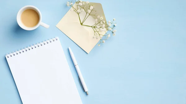 Flacher Bürotisch Von Oben Mit Blankem Notizbuch Tasse Kaffee Stift — Stockfoto