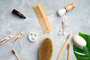 Çevre dostu banyo aksesuarları ve arka planda kişisel hijyen ürünleri. Evde SPA tedavisi, vücut bakımı konsepti. Düz yatış, üst görünüm