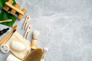 Taş zeminde kişisel hijyen ürünleri olan banyo aksesuarları. Düz konum, üst görünüm, kopyalama alanı. Evde SPA tedavisi, vücut bakımı konsepti