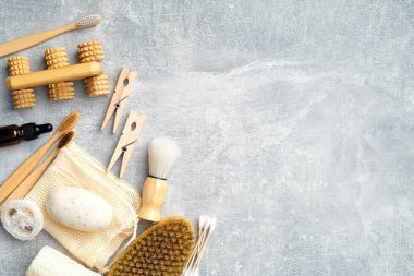 Arka planda banyo aksesuarları olan kişisel hijyen ürünleri. Düz konum, üst görünüm, kopyalama alanı. Evde SPA tedavisi, vücut bakımı konsepti