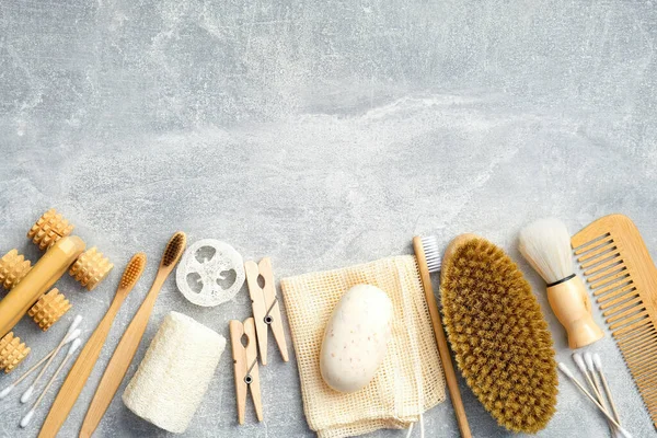Banyo aksesuarları ve taştan arka planda doğal SPA kozmetik ürünleri. Düz yerde, üst tarafta. Kişisel hijyen ve vücut tedavisi kavramı