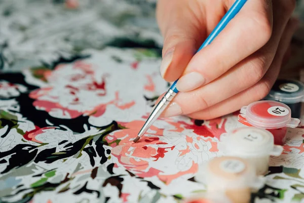 Rakamlarla boyanmış kadın el boyası. Yaratıcı hobi. COVID-19 izolasyonu sırasında evde boş zaman aktivitesi