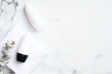 Mermer arka planda okaliptüs deodorant ambalajı. Boş terleme önleyici şişeler, terleme önleyici konsept. Düz yatış, üst görünüm