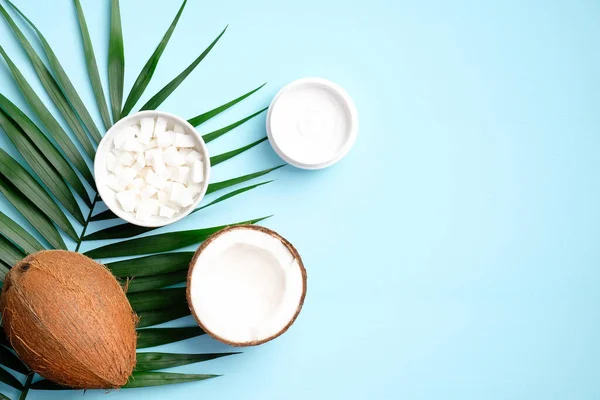 Kosmetyczny Krem Kokosowy Liściem Palmy Pokrojonym Kokosem Niebieskim Tle Płaskie — Zdjęcie stockowe