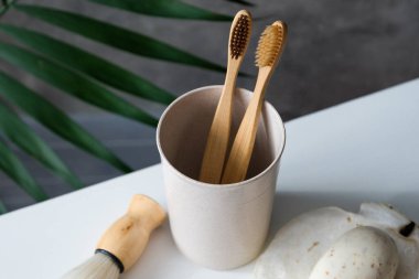 Bardakta çevre dostu bambu diş fırçaları tıraş fırçası ve banyodaki organik sabun. Sıfır atık, plastiksiz, sürdürülebilir yaşam tarzı konsepti