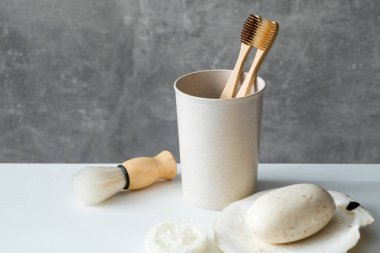 Masada sıfır atık çevre dostu banyo aksesuarları var. Doğal bambu diş fırçaları, el yapımı sabun, banyo lifi, tıraş fırçası..