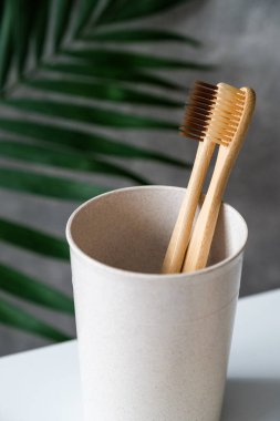 Doğal organik bambu diş fırçaları. Sıfır atık, plastiksiz, ağız sağlığı için çevre dostu ekipman.