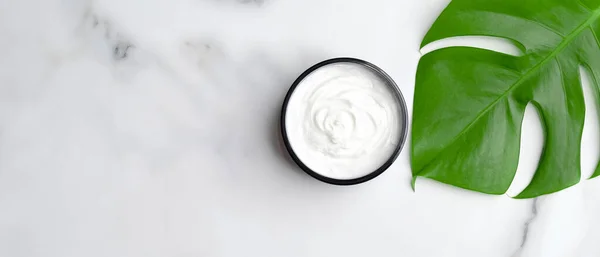 Natuurlijke Cosmetische Crème Moisturizer Met Monstera Palmblad Marmeren Tafel Spa — Stockfoto