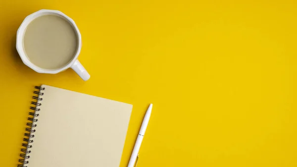 Modern Bureau Tafel Met Kopje Koffie Notitieblok Pen Gele Achtergrond — Stockfoto