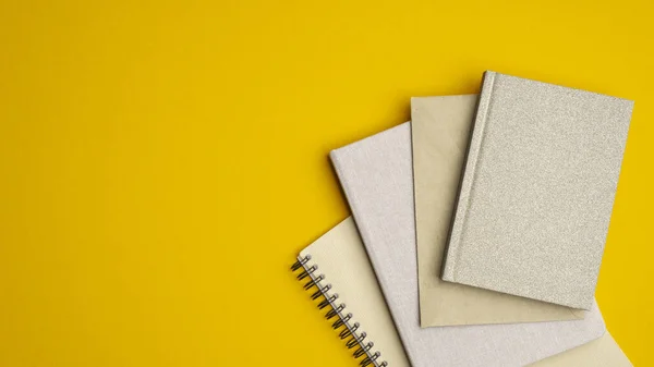 Stapel Papieren Notitieboekjes Gele Achtergrond Flat Lay Bovenaanzicht School Van — Stockfoto