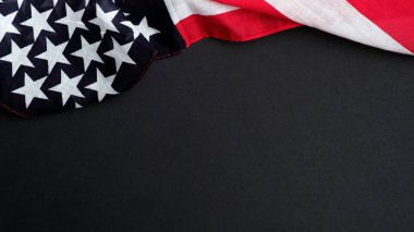Siyah arka planda Amerikan bayrağı. ABD 'de Anma Günü ya da 4 Temmuz Bağımsızlık Günü için pankart modeli.