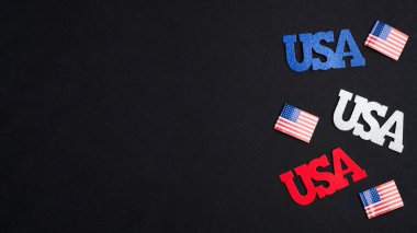 4 Temmuz Bağımsızlık Günü manşet modeli. ABD işaretleri ve koyu arkaplanda Amerikan bayrakları. Vatanseverlik ve ABD ulusal tatil kavramı