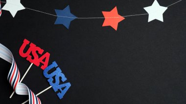 Anma Günü ya da 4 Temmuz arkaplanında Amerikan bayrağı dekoru var. ABD ulusal tatil kavramı